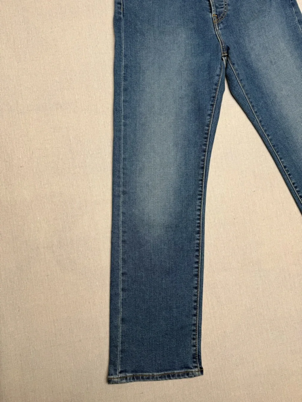 Levis Wedgie Straight
Womens 28
Blue Denim, High Rise, Button Fly Stone Wash - Picture 2 of 9